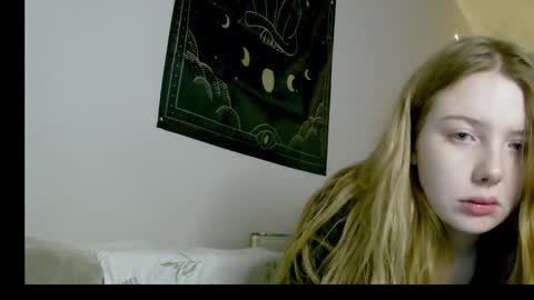 Snapshot of lollylol11 chatting on December 4, 8:07 pm Lilly online show from December 4, 8:07 pm