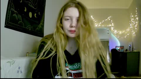 Snapshot of lollylol11 chatting on December 4, 11:24 pm Lilly online show from December 4, 11:24 pm