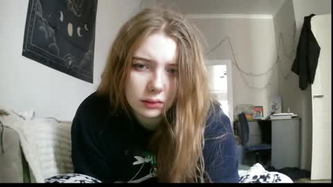 Snapshot of lollylol11 chatting on December 17, 8:34 am Lilly online show from December 17, 8:34 am