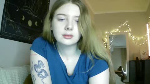 Snapshot of lollylol11 chatting on December 23, 2:35 am Lilly online show from December 23, 2:35 am