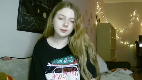 Snapshot of lollylol11 chatting on January 16, 6:27 pm Lilly online show from January 16, 6:27 pm