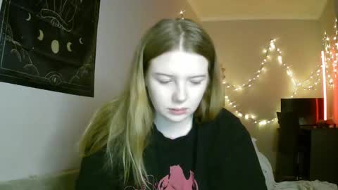 Snapshot of lollylol11 chatting on January 23, 3:54 pm Lilly online show from January 23, 3:54 pm