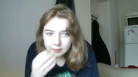 Snapshot of lollylol11 chatting on February 11, 11:21 am Lilly online show from February 11, 11:21 am