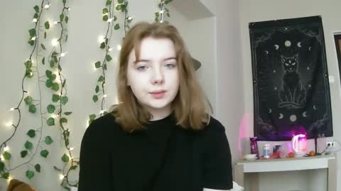 Snapshot of lollylol11 chatting on February 18, 12:28 pm Lilly online show from February 18, 12:28 pm