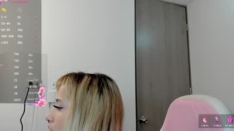 Snapshot of lollypetitte_ chatting on December 28, 1:17 pm Lolly online show from December 28, 1:17 pm