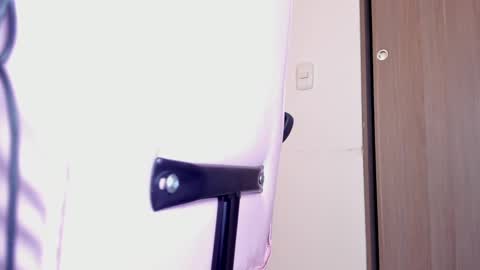 Snapshot of lollypetitte_ chatting on February 12, 4:33 am Lolly online show from February 12, 4:33 am