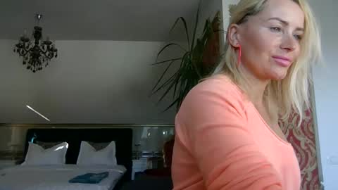 Roxy online show from November 13, 1:32 pm