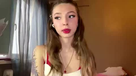 Snapshot of lomakamstra chatting on March 15, 3:18 pm Lili online show from March 15, 3:18 pm