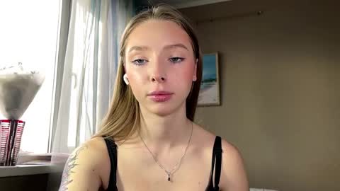 Snapshot of lomakamstra chatting on April 5, 1:52 pm Lili online show from April 5, 1:52 pm