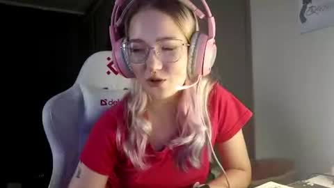 lomamcmeen online show from June 18, 9:14 am