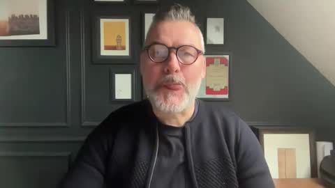 Snapshot of londongent2023 chatting on February 19, 10:55 am EnglishBear online show from February 19, 10:55 am