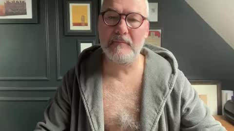 Snapshot of londongent2023 chatting on February 20, 9:21 am EnglishBear online show from February 20, 9:21 am