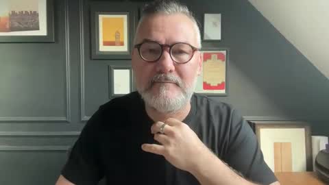 Snapshot of londongent2023 chatting on February 23, 8:44 am EnglishBear online show from February 23, 8:44 am