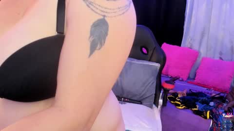 Jennifer  online show from October 18, 4:19 pm