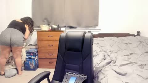 Snapshot of longhairbigbewbs chatting on January 1, 11:51 pm Rose online show from January 1, 11:51 pm