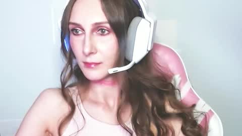 Snapshot of loravinaa chatting on April 2, 1:36 am Lora online show from April 2, 1:36 am