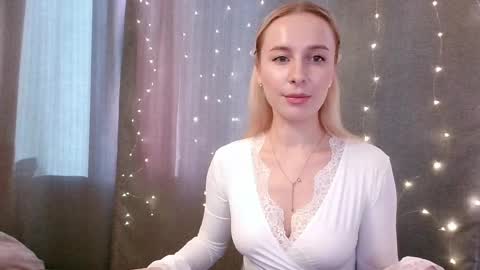 Snapshot of loravine chatting on April 4, 1:52 pm loravine online show from April 4, 1:52 pm