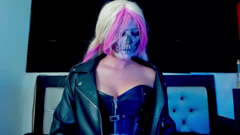 Lore Depp online show from October 31, 4:02 am