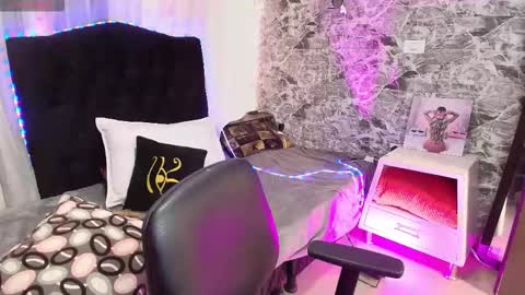 Snapshot of loren_44tits chatting on March 20, 8:25 pm Loren online show from March 20, 8:25 pm