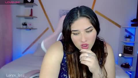 Snapshot of loren_leee chatting on February 24, 9:09 pm Loren online show from February 24, 9:09 pm