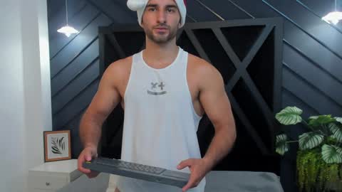  L O R E N Z O  Thumbs Up help  online show from December 16, 5:43 pm