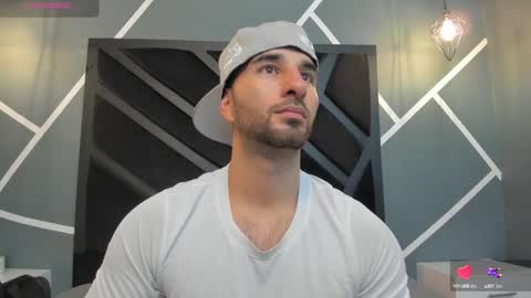 Snapshot of lorenzo_walker_ chatting on September 20, 11:11 am L O R E N Z O Thumbs Up help online show from September 20, 11:11 am