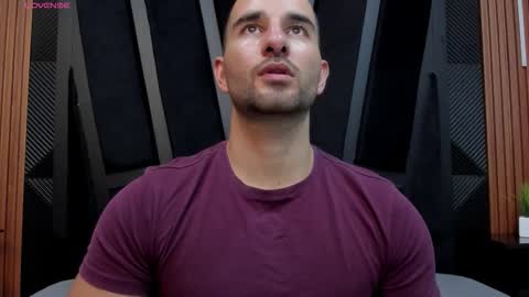 Snapshot of lorenzo_walker_ chatting on September 22, 5:59 pm L O R E N Z O Thumbs Up help online show from September 22, 5:59 pm