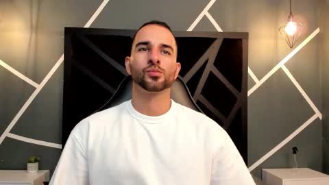 Snapshot of lorenzo_walker_ chatting on October 10, 5:12 pm L O R E N Z O Thumbs Up help online show from October 10, 5:12 pm