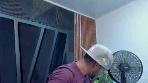 Snapshot of lorenzo_walker_ chatting on October 13, 5:35 pm L O R E N Z O Thumbs Up help online show from October 13, 5:35 pm