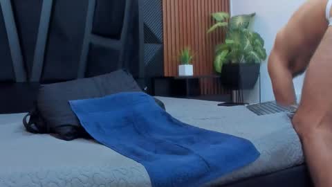 Snapshot of lorenzo_walker_ chatting on October 15, 6:52 pm L O R E N Z O Thumbs Up help online show from October 15, 6:52 pm