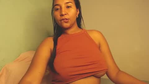 Snapshot of loretta_ chatting on January 20, 2:32 am Loretta Gmez online show from January 20, 2:32 am