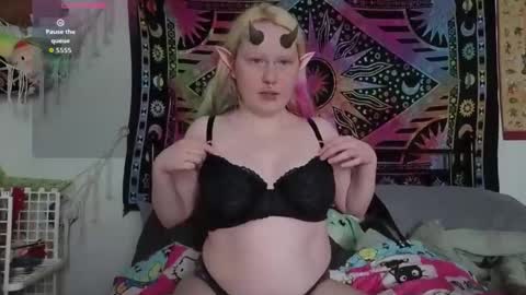 Lori Critter online show from May 9, 10:15 pm