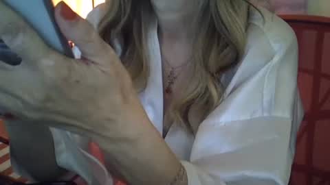 Snapshot of lorylady chatting on September 29, 5:23 am lory online show from September 29, 5:23 am