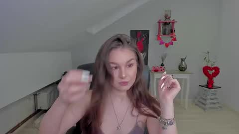 louannahart online show from February 12, 5:13 am