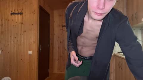 Snapshot of louis_preston chatting on February 9, 7:34 am Mark online show from February 9, 7:34 am