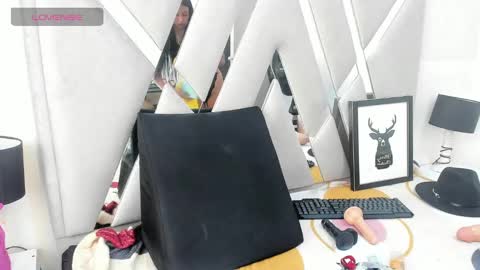 Snapshot of louise_taylorr chatting on January 22, 10:15 pm louise_taylorr online show from January 22, 10:15 pm