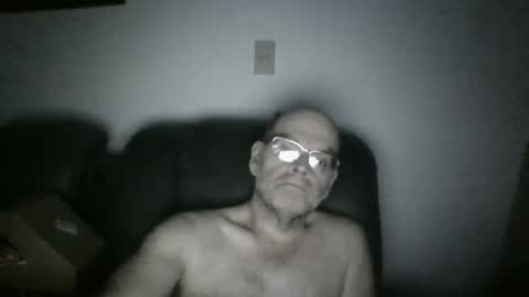 Snapshot of louism13 chatting on December 2, 4:31 am louism13 online show from December 2, 4:31 am