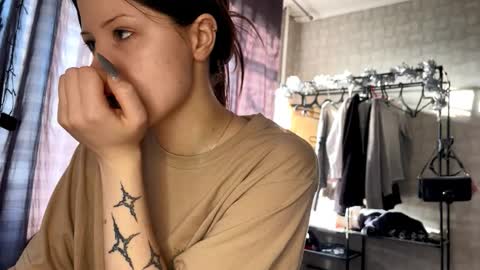 Elfie online show from March 30, 3:24 pm