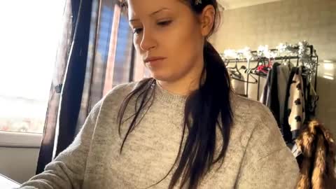 Elfie online show from April 2, 3:31 pm