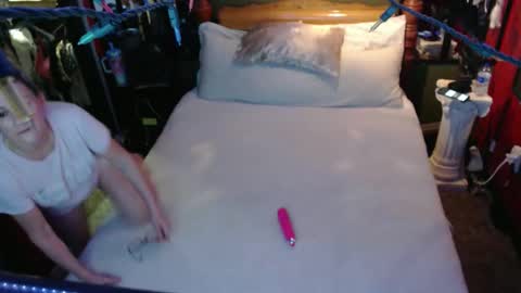 Snapshot of love2shareletsplay chatting on February 22, 9:52 am love2shareletsplay online show from February 22, 9:52 am