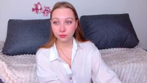 Snapshot of love_bella_ chatting on February 16, 12:07 am love bella online show from February 16, 12:07 am