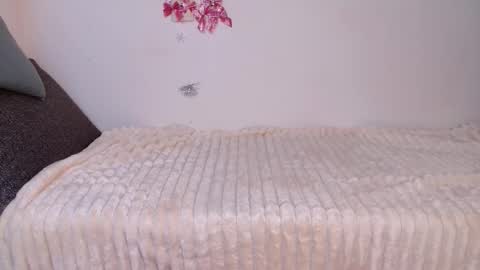 Snapshot of love_bella_ chatting on February 20, 12:29 am love bella online show from February 20, 12:29 am