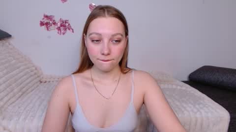 Snapshot of love_bella_ chatting on February 23, 12:09 am love bella online show from February 23, 12:09 am