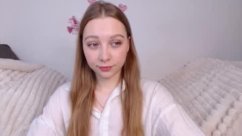 Snapshot of love_bella_ chatting on March 13, 12:17 am love bella online show from March 13, 12:17 am