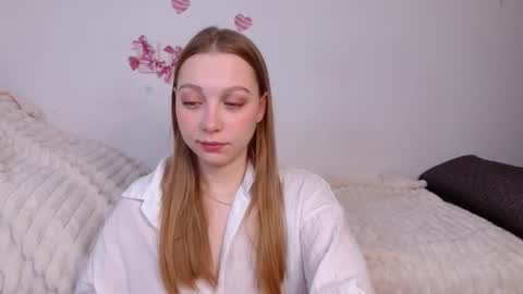 Snapshot of love_bella_ chatting on March 16, 12:06 am love bella online show from March 16, 12:06 am