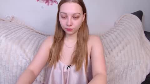 Snapshot of love_bella_ chatting on March 17, 12:04 am love bella online show from March 17, 12:04 am