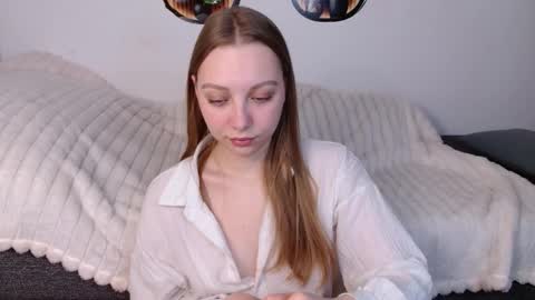 Snapshot of love_bella_ chatting on April 6, 12:19 am love bella online show from April 6, 12:19 am