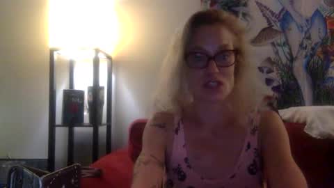 Snapshot of love_blooms chatting on April 13, 6:30 am love_blooms online show from April 13, 6:30 am