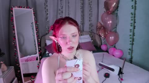 Snapshot of love_is_lola chatting on February 20, 1:25 am Lola online show from February 20, 1:25 am