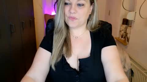 Snapshot of love_kimx chatting on June 11, 6:22 am Love Kimx online show from June 11, 6:22 am